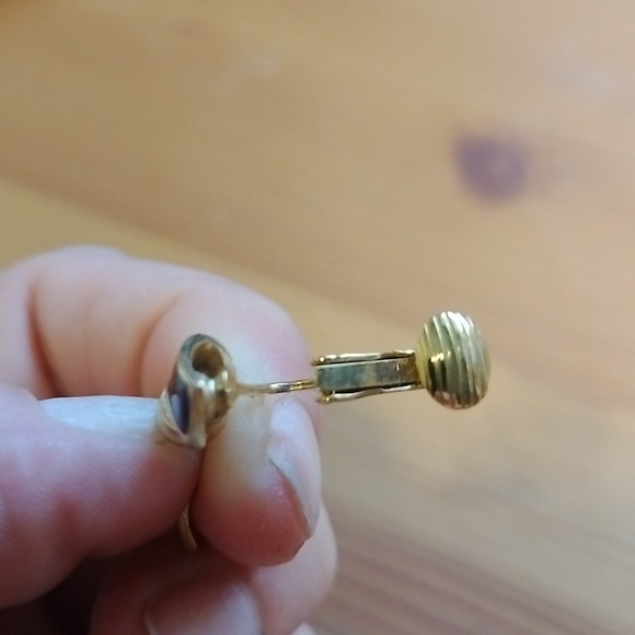 Vtg. Retro Enameled Ribbon flowing Gold tone,black & cream clip on earrings - Picture 6 of 8